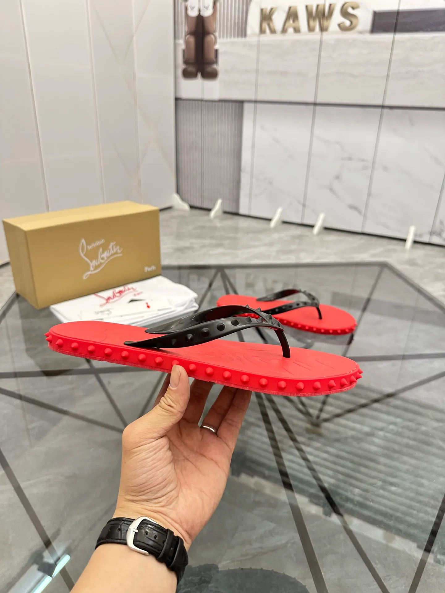 Men's shoes: 💰P280¥ Product trademark: CL red-soled shoes* "CL*" flip-flops Regular size: 36-44 (can be customized to 45.46) Couple style Product materials: Original material from upper counter, 5D color printing process, high-end rivets, original lining, original outsole. Number: 789